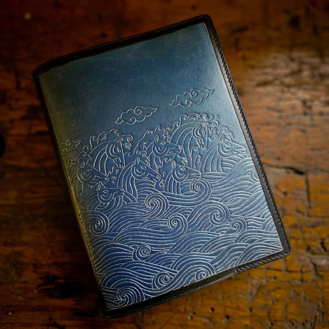 Carnet en cuir aux vagues gravées