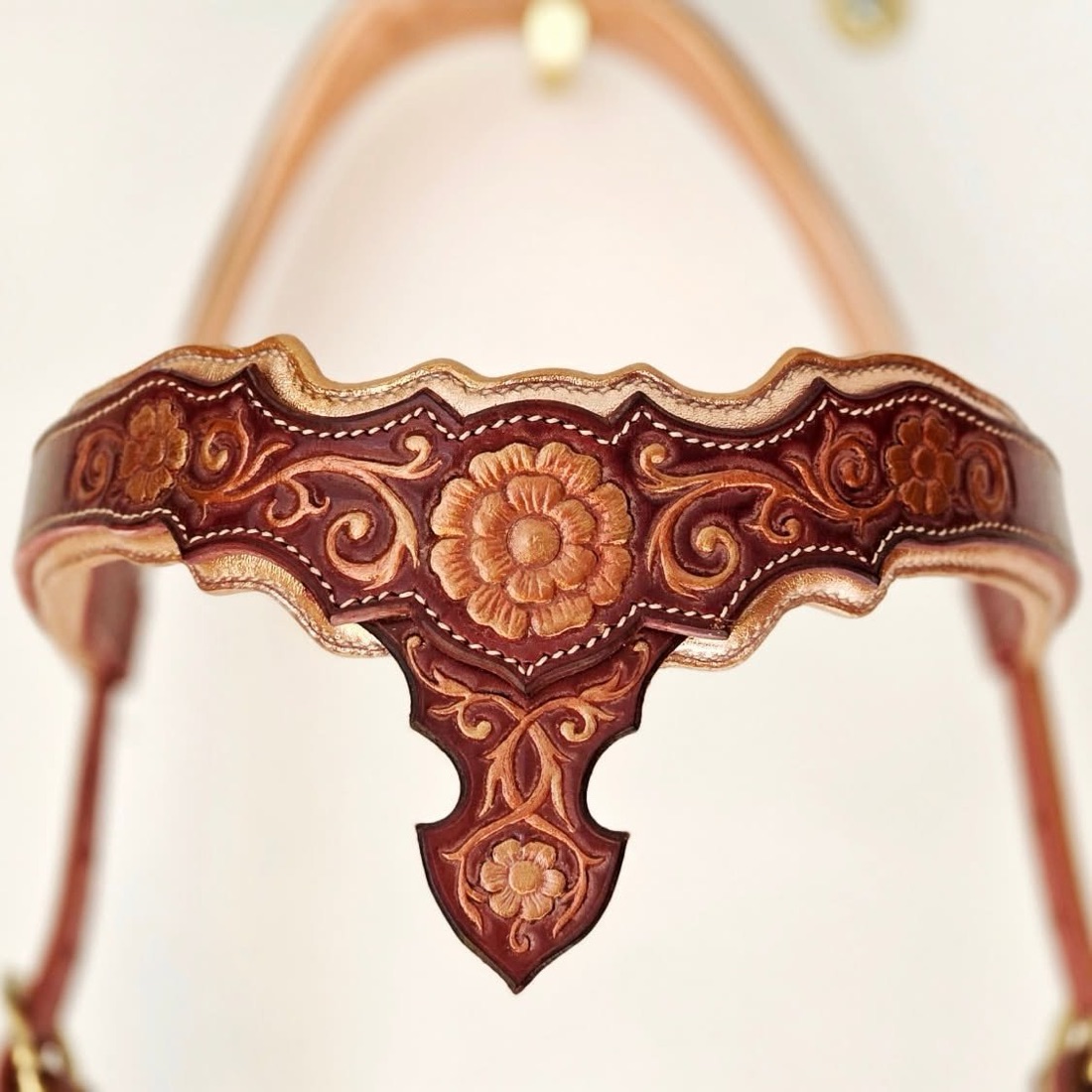 Harnachement en cuir repoussé floral