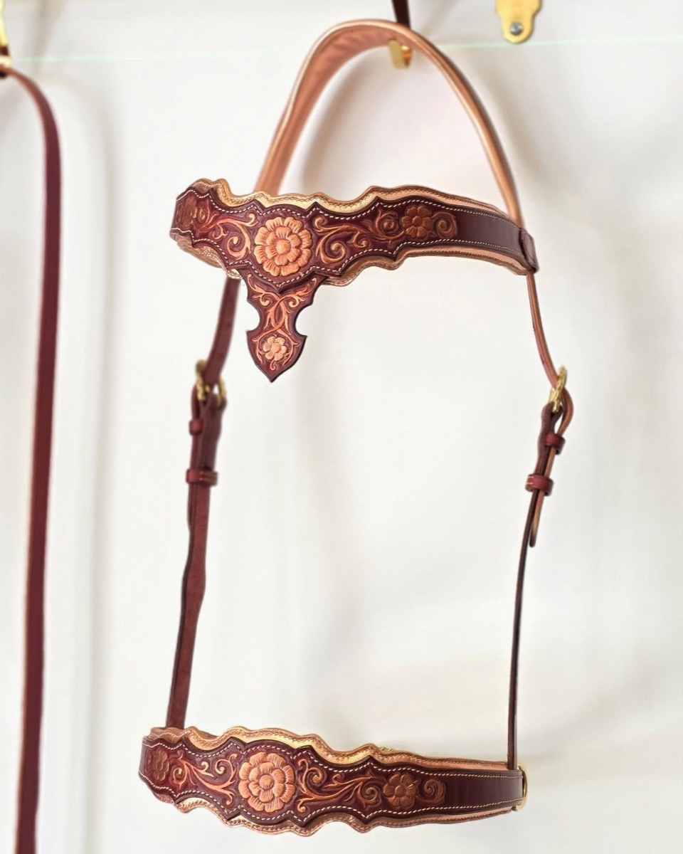 Licol en cuir repoussé floral
