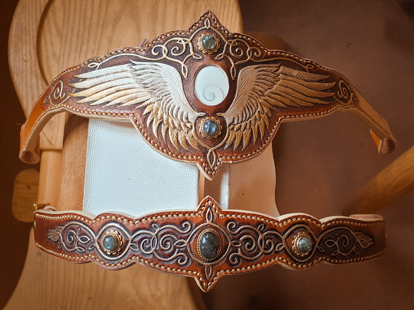 Pièce de harnachement en cuir sculpté aux ailes déployées, atelier Ely'O