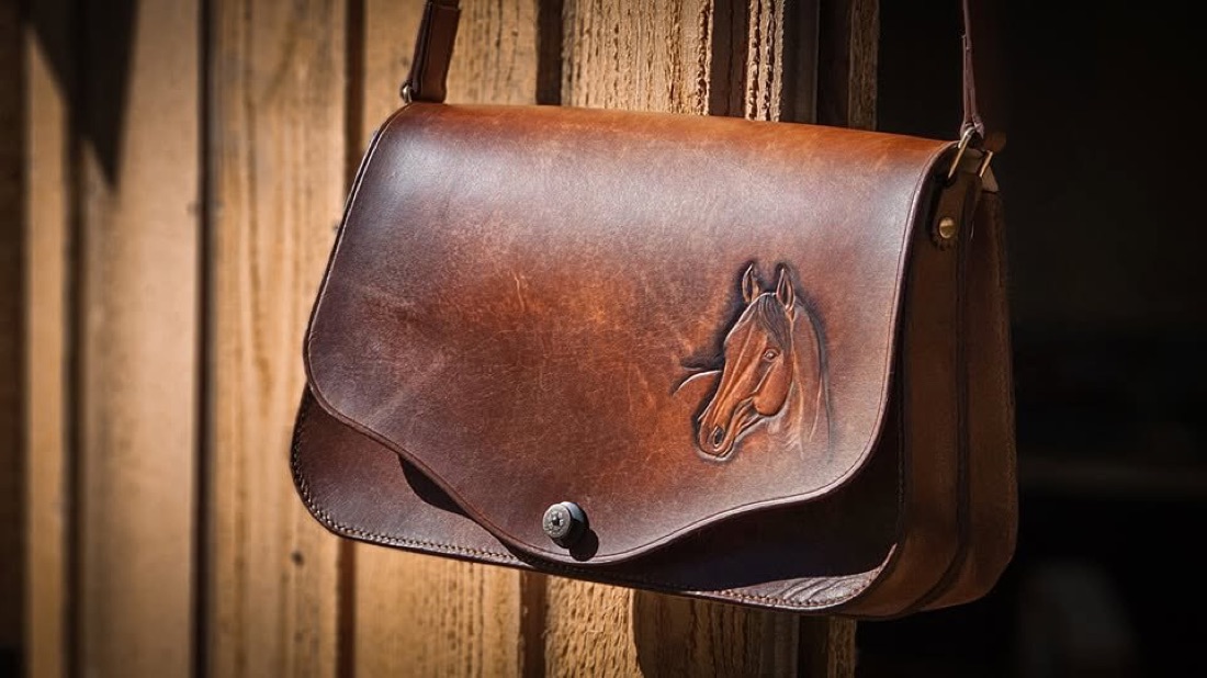 Sac besace en cuir au motif de cheval
