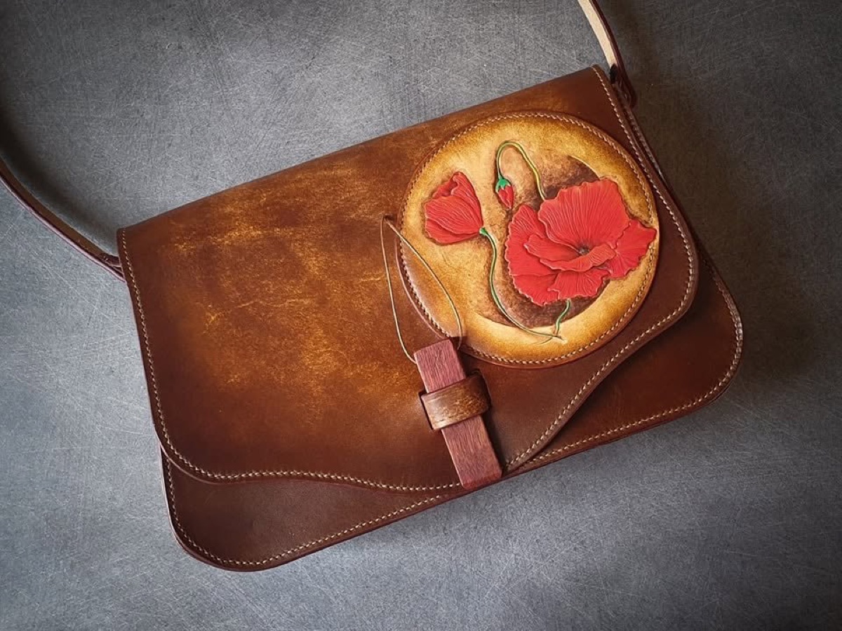 Sac en cuir aux coquelicots sculptés