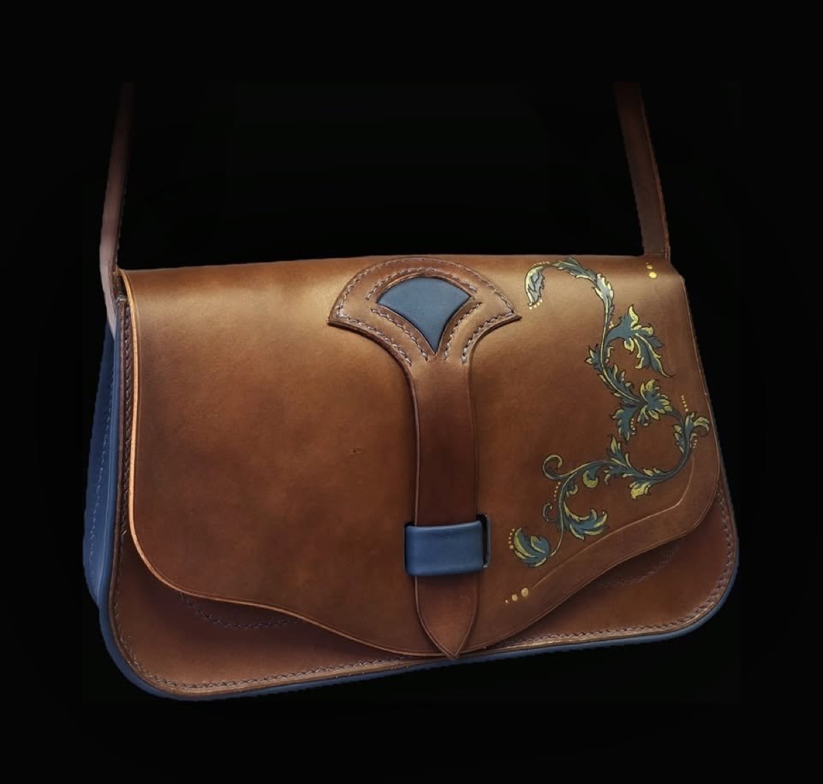 Sac en cuir sur-mesure orné de motifs