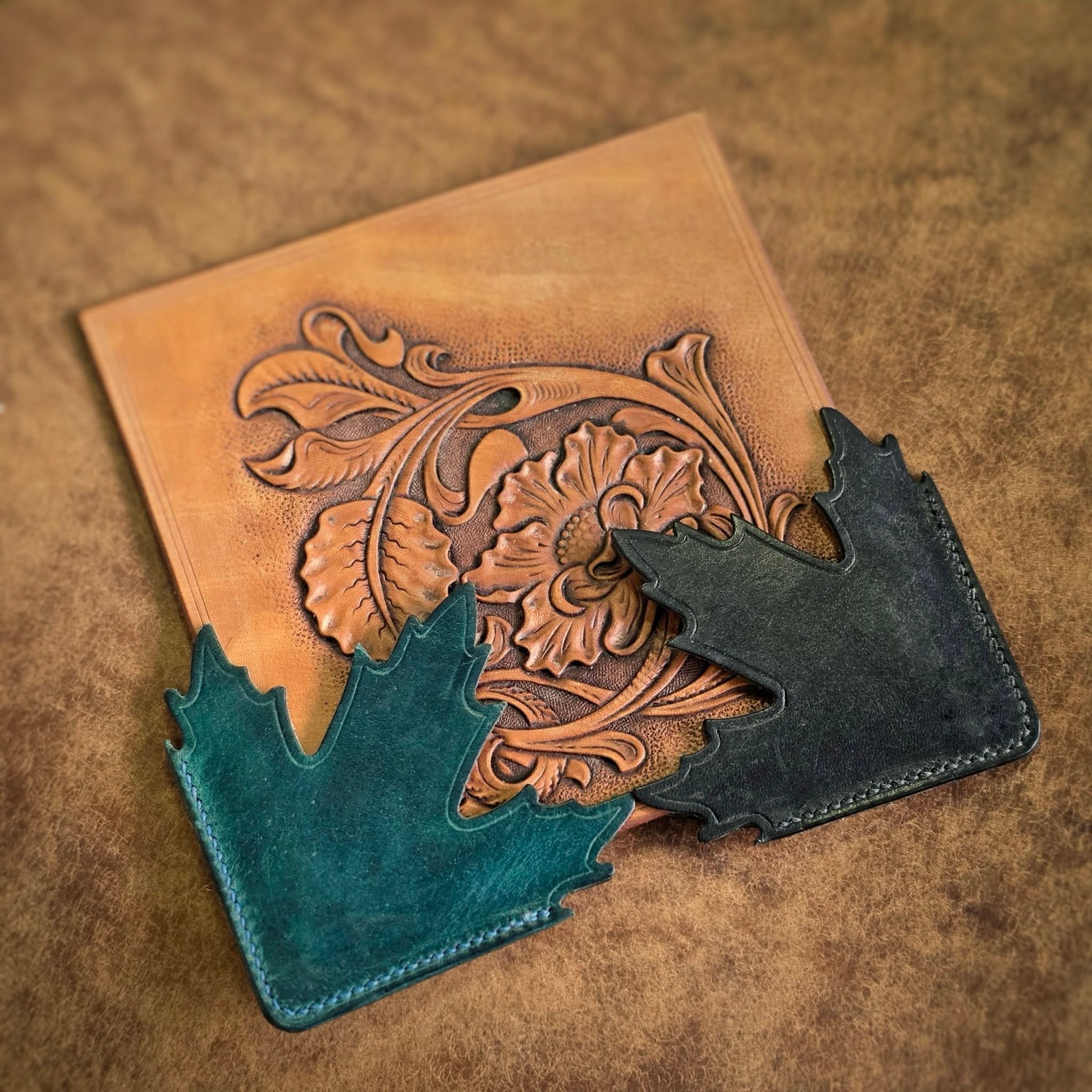 Objet d'art en cuir repoussé, motif acanthe