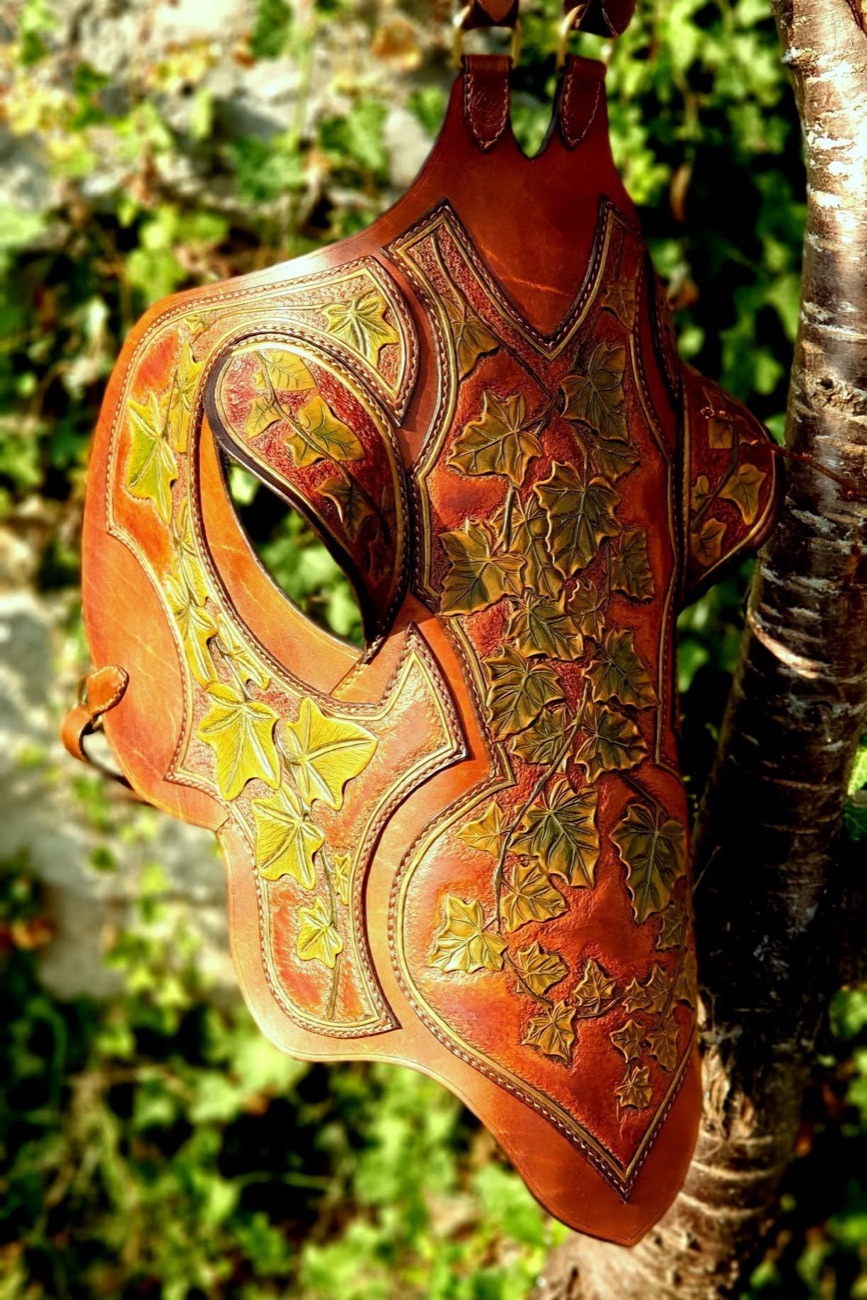 Pièce de cuir sculptée aux motifs de lierre