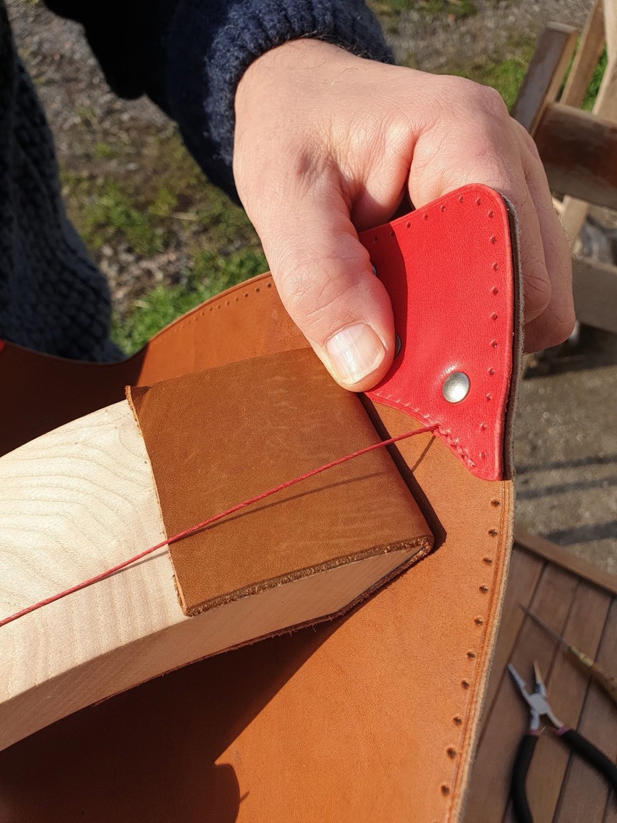 Couture sellier à la main d'une pièce sur-mesure
